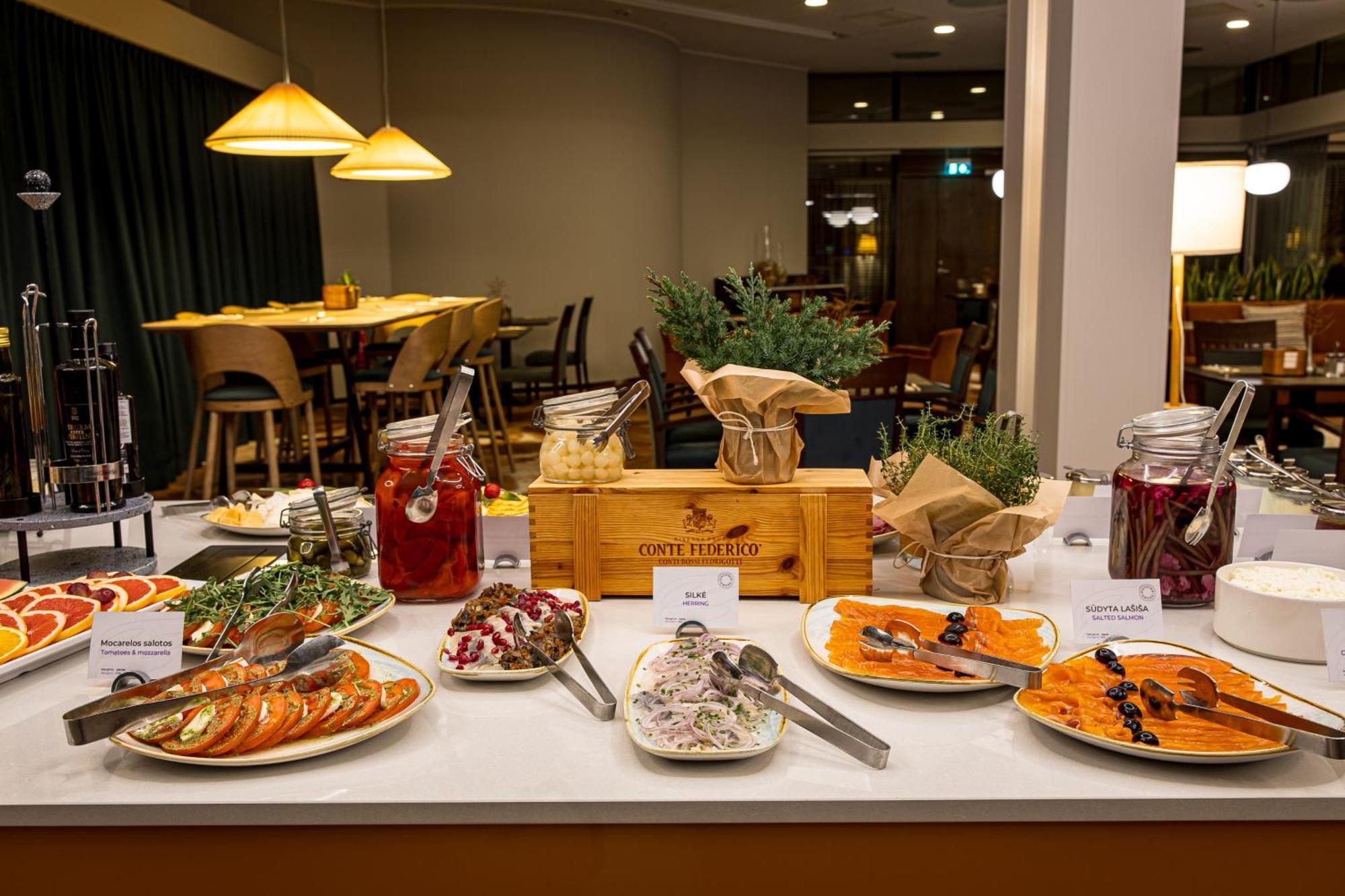 Mercure Palanga Vanagupe Resort & Spa Exterior photo A buffet at a hotel